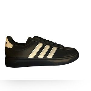 Adidas New in Box Women’s 9.5 Mens 7.5